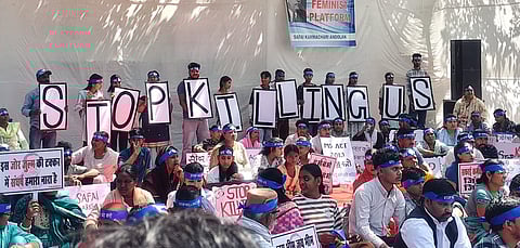 Several family members of those who lost their lives while cleaning sewers joined the protest and recounted their traumatic experiences. They urged the government to immediately put a stop to such killings.