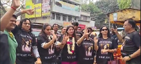 As soon as the divorce was formalized, Pranita’s family gave her a grand welcome. Dhol and nagade beats echoed as family members, including her retired judge father, danced and celebrated. 