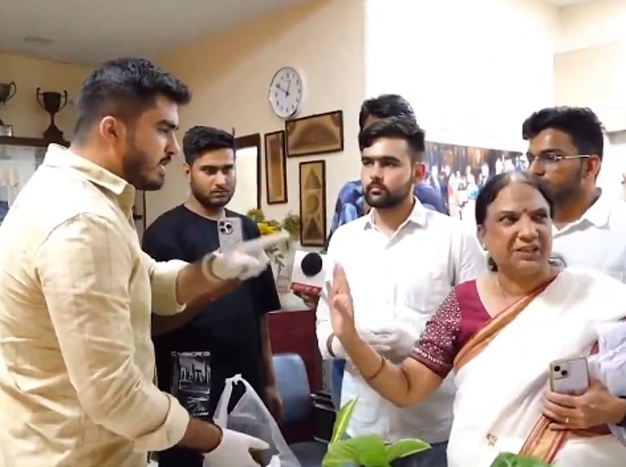 दिल्ली विवि के लक्ष्मीबाई कॉलेज में गोबर लेप विवाद— क्लासरूम में गोबर लीपने वाली प्रिंसिपल के ऑफिस को DUSU प्रेसिडेंट ने गोबर से कर दिया 'कूल'!