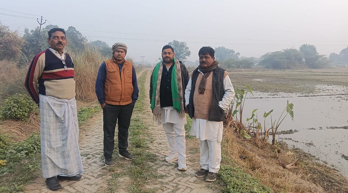 सिंचाई विभाग की लापरवाही पर भड़के किसान, मौके पर पहुंचे नेता।