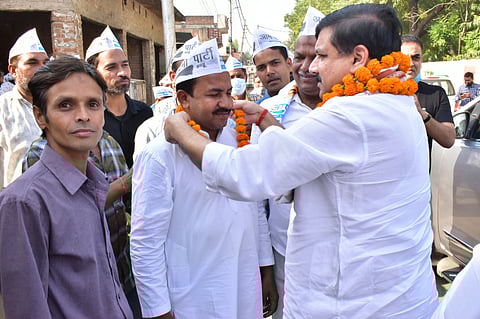 यूपी पुलिस की प्रताड़ना के शिकार कार्यकर्ताओं से संजय सिंह ने घर जा कर की मुलाकात 
