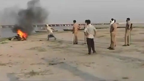 Cops Burn Abandoned Bodies In Ballia By Putting Tyres And Petrol On Pyre, Five Suspended After Outrage 