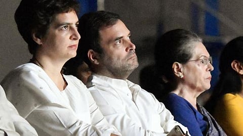 कांग्रेस के लिए भाई या बहन सबसे मुफ़ीद, माँ मौन, नेता बेचैन!
