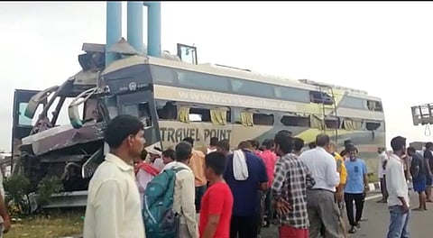 बिहार से दिल्ली को जा रही बस आगरा-लखनऊ एक्सप्रेस-वे पर डिवाइडर से टकराई, एक की मौत, 35 घायल 
