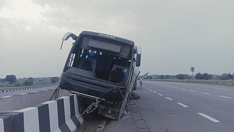A Dozen Injured As Bus Rams Into Divider On The Agra-Lucknow Expressway 
