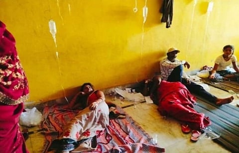 मैनपुरी में स्वास्थ्य विभाग की खुली पोल, फर्श पर लिटाकर किया जा रहा मरीजों का उपचार