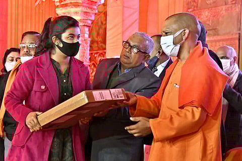 मुख्यमंत्री ने गोरखपुर में लगभग 525 करोड़ रुपये की 262 विकास परियोजनाओं का लोकार्पण एवं शिलान्यास किया