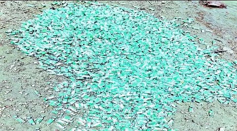 मैनपुरी में नहर में बहती मिली कोविड वैक्सीन की सैकड़ों वाइल, मचा हड़कंप