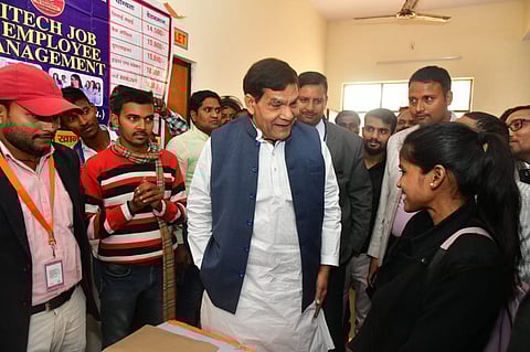 मंत्री एके शर्मा के प्रयासों के चलते मऊ के रोज़गार मेले में 1277 को मिले नियुक्ति पत्र, इंटर्नशिप लेटर 