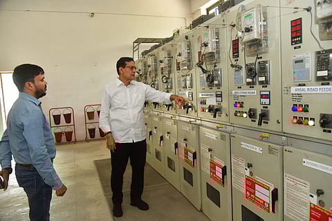 बढ़ती हुई गर्मी के साथ विद्युत मांग बढ़ने पर उपभोक्ता देवो भव: की भावना से फिर ऊर्जा मंत्री ए. के. शर्मा उतरे फील्ड में