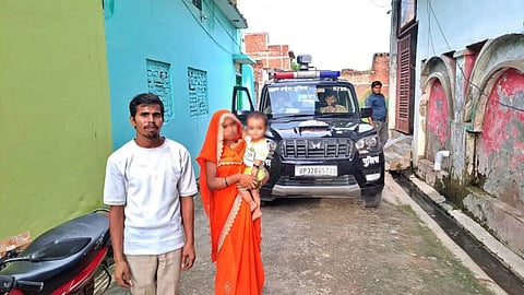 झांसी में बैंक की दबंगई: किश्त न चुकाने पर महिला को 5 घंटे तक बंधक बनाया, पति से कहा– “किश्त दो, पत्नी को ले जाओ”