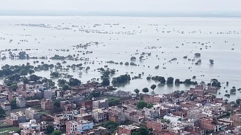 यूपी में बाढ़ में बहा विकास का दावा, अखिलेश यादव ने उठाए सवाल