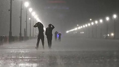 यूपी में बारिश का अलर्ट: पूर्वी और पश्चिमी हिस्सों में गरज-चमक के साथ कई जिलों में भारी बारिश की चेतावनी