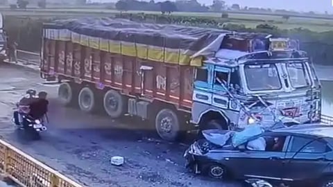 मुजफ्फरनगर में तेज रफ़्तार ट्रक और गाड़ी के बीच  टक्कर, दो की मौके पर ही मौत            