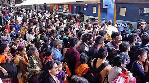 क्या है छठ के लिए 12 हज़ार स्पेशल ट्रेनों का सच...??