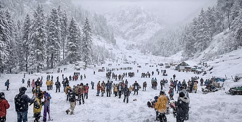 मनाली: सोलंग घाटी में भारी बर्फबारी, सफेद चादर ने बढ़ाई प्राकृतिक सुंदरता