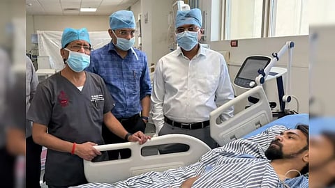 “फीस के लिए किडनी बेचने की कोशिश: ICU में जिंदगी से जूझ रहा MBA छात्र, बोला-मां को मत बताना”