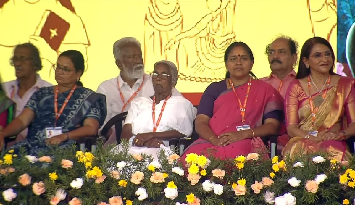Modi shares stage with 86-yr-old Mariyakutty, the pensioner taking on Pinarayi Vijayan - Vimarsana News