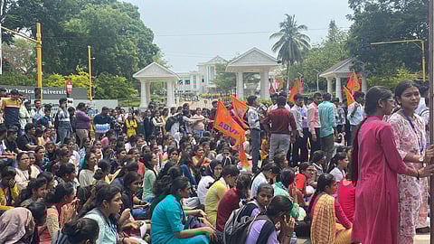 ABVP conducts massive protest on Neha’s killing in Hubballi, calls for her killer’s ‘encounter’