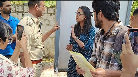 Karnataka police talking to the protesters