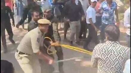 20 injured as police lathi charge UoH students, faculty protesting 400-acre land auction