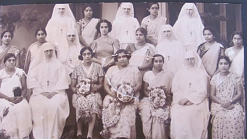 Mary Poonen Lukose (middle in bottom row) with other doctors and Swiss nuns