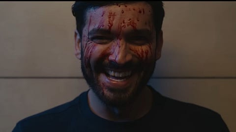 Diganth Manchale in Edagaiye Apaghatakke Karana, facing the screen with a bloodied face.