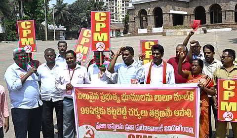 CPI(M) protests against Old RTC bus stand in Vijayawada being allotted to Lulu Mall.