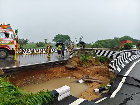 Traffic diverted as heavy rain damages Hyderabad-Nagpur highway