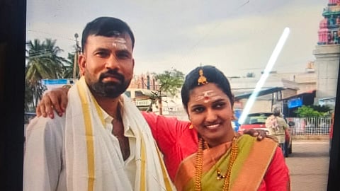 Bengaluru: Man stabs wife to death in front of daughter, surrenders to police