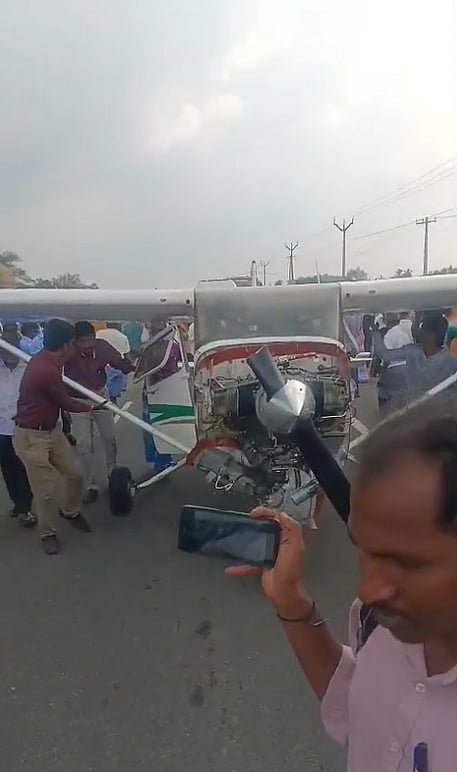 Trainer aircraft makes an emergency landing on Pudukottai-Trichy National Highway

