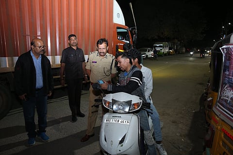 Hyderabad Commissioner Sajjanar makes surprise visits to history sheeters’ homes