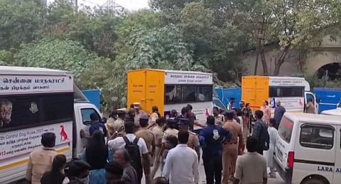 Protestors refrain Corporation officials from transporting dogs