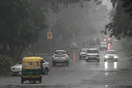 Delhi wakes up to light rain as AQI stays in 'poor' category
