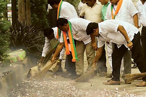 B'luru Congress workers celebrate after Mayor poll win, BJP corporators sweep up the mess after
