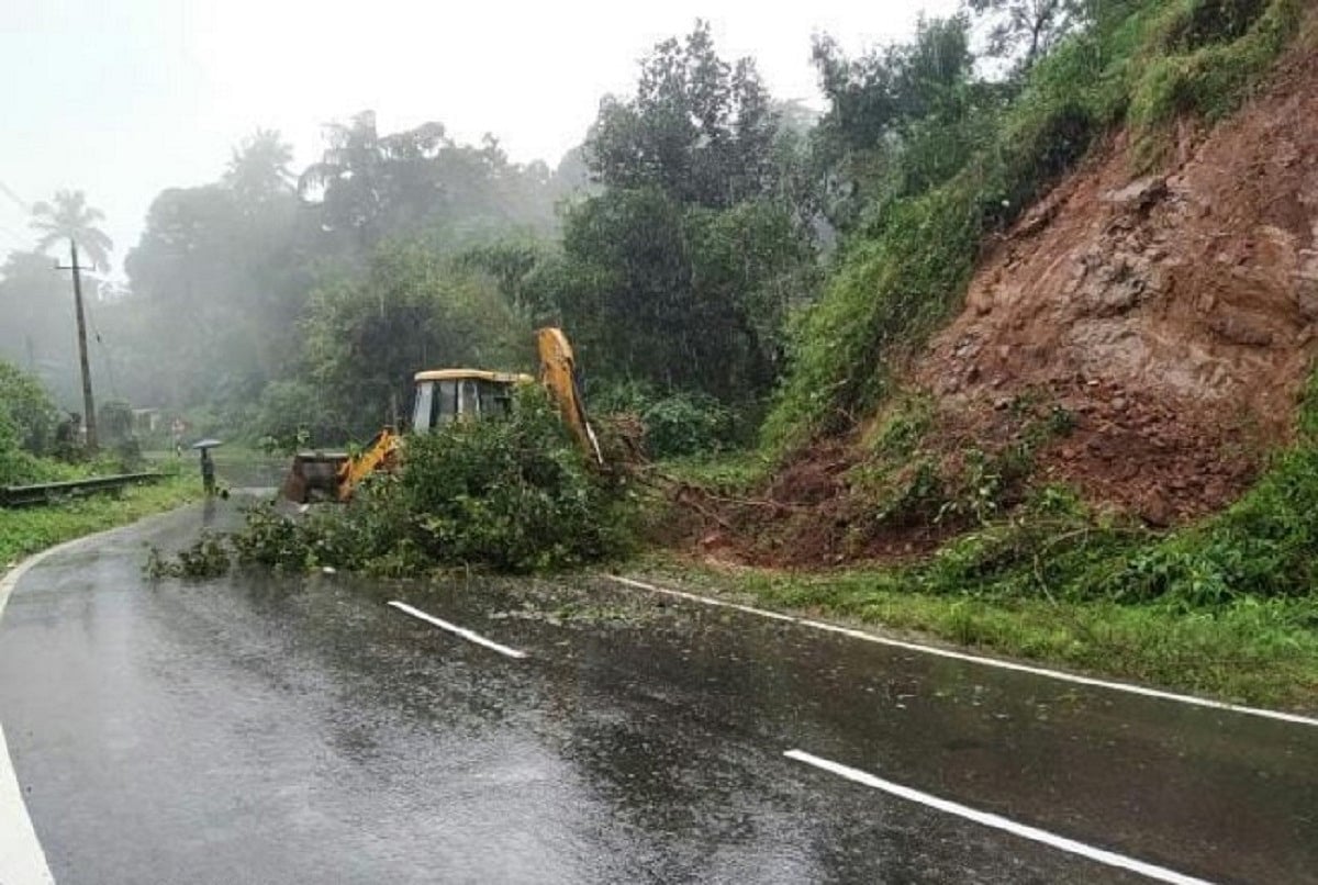 Lorry driver dies in Munnar landslide after heavy rainfall.