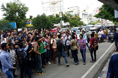 Muffakham Jah students in Hyd block busy road, demand Foot-over-Bridge
