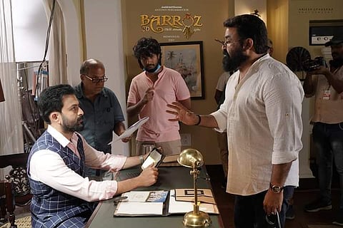 Prithviraj Sukumaran is seen listening to Mohanlal, while the latter is talking to him on the sets of 'Barroz'.