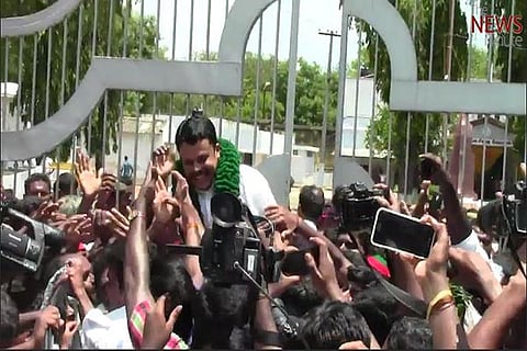ஜெயிலிலிருந்து வெளியேறிய யுவராஜை  கொண்டாட்டத்துடன்  வரவேற்ற ஆதரவாளர்கள்