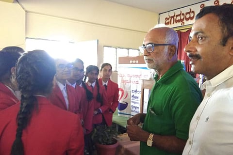 Rationalist Narendra Nayak busts ‘third eye’ scam in Karnataka village