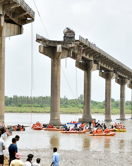 Tapi River bridge near Kamrej closed for month as NHAI begins repairs after Gambhira collapse kills 18
