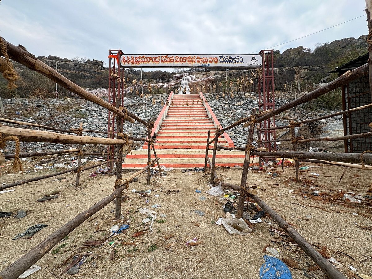 The place where devotees queue up before entering the Kummera Mallanna temple