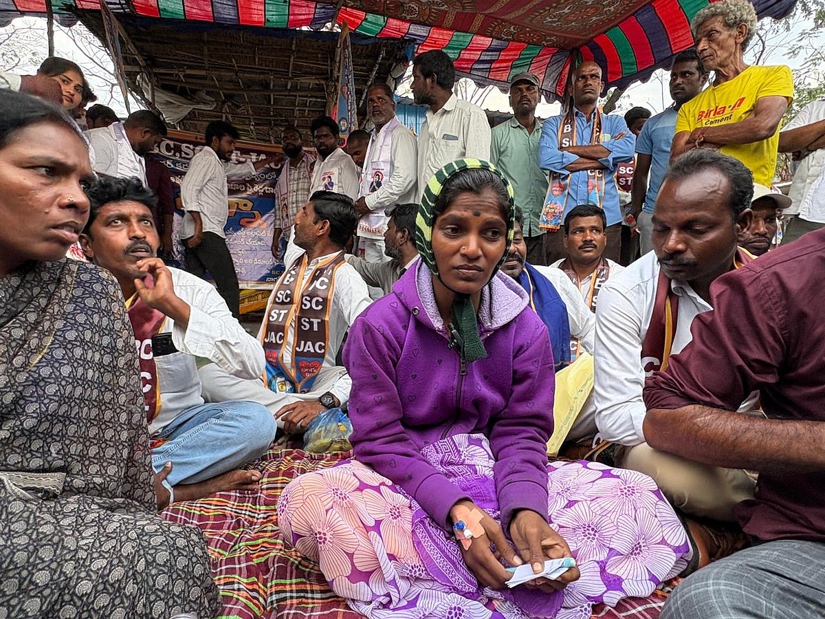 The baby's mother Mounika (centre) and her mother-in-law Chandrakala (left) sitting in protest in Nagarkurnool town