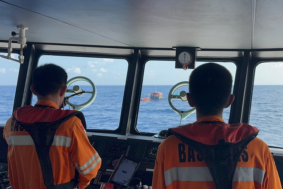 Rescuers find 21 people on raft drifting in Indonesian waters after their boat sinks