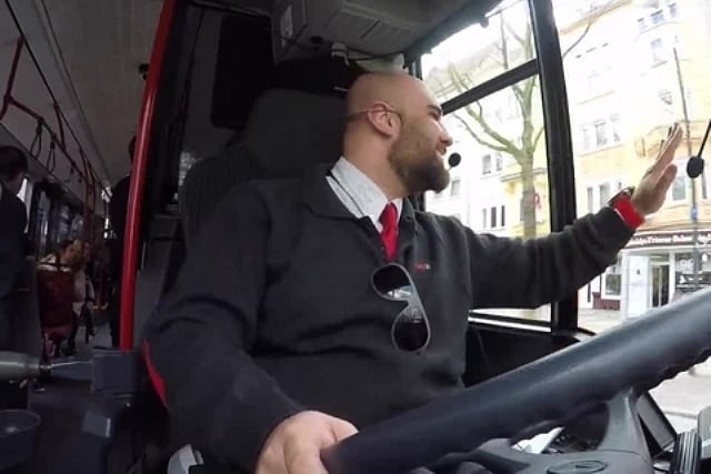 Video: UK bus driver's insane rendition of Lata Mangeshkar's 'Kaliyon ...