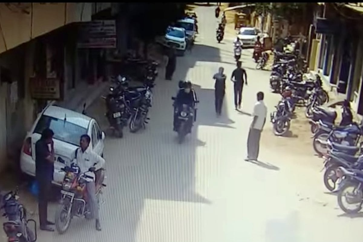 Video: Cops open fire at chain-snatchers in a busy street in Hyderabad
