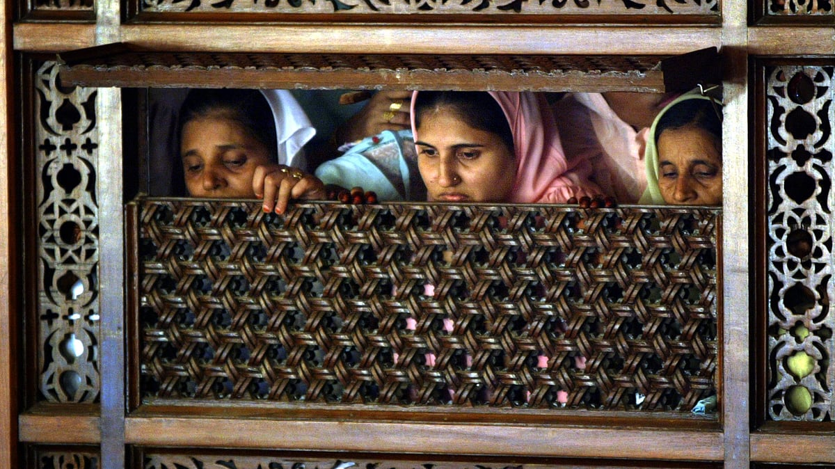 Women of the Dawoodi Bohra Muslim sect watch a&nbsp; wedding procession in Bombay. In India, the Dawoodi Bohra sect carries out female genital mutilation. (Photo: Reuters)