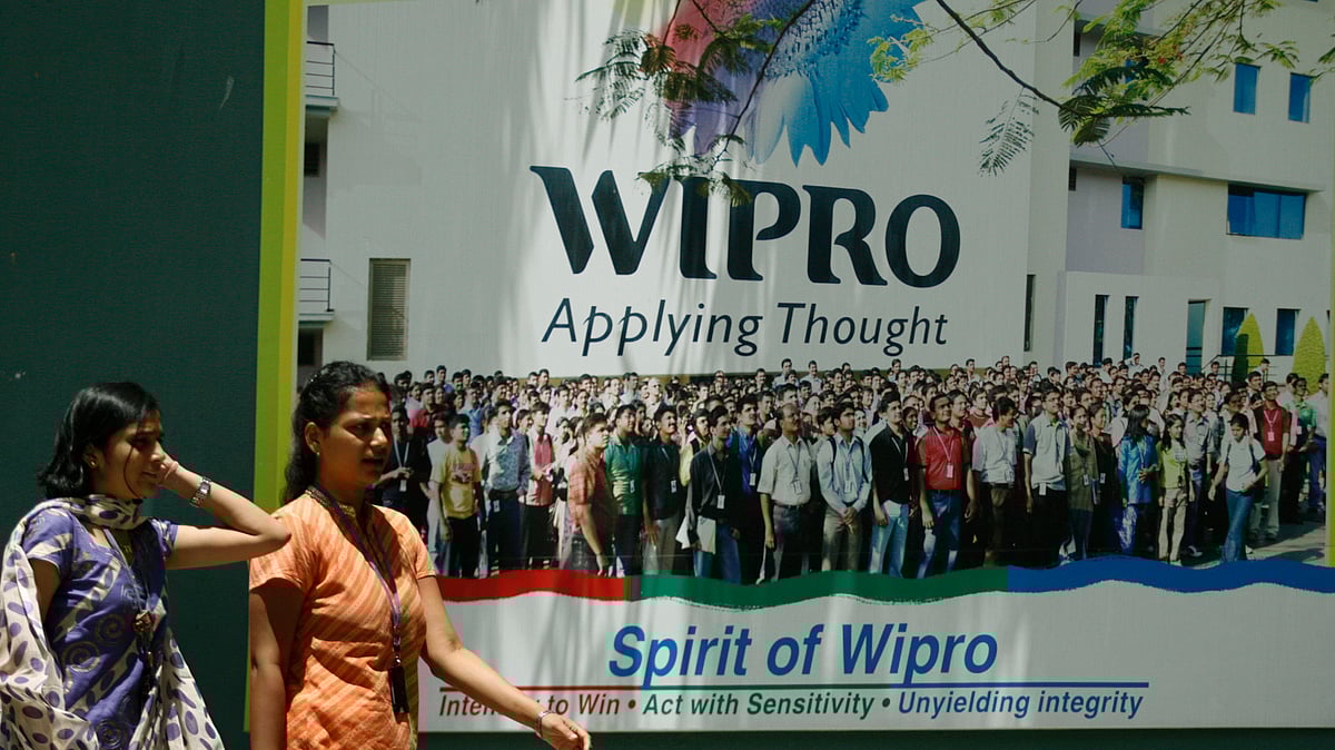 People walk in the Wipro campus in Bangalore June 23, 2009. (Photo: Reuters)
