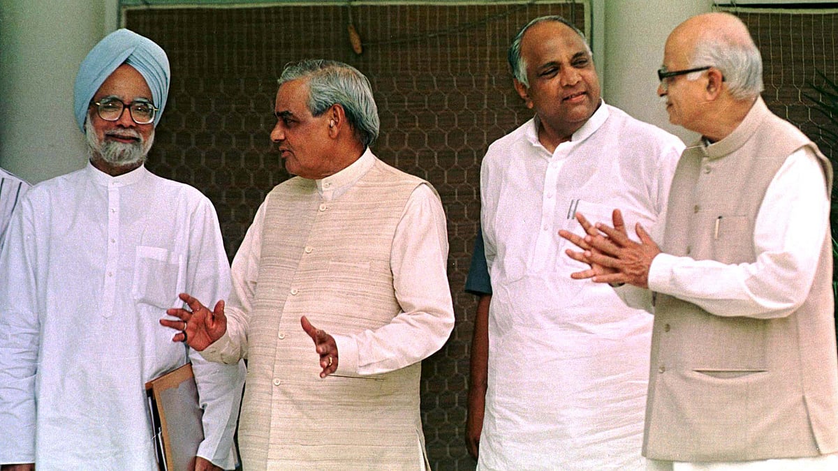 Former Indian PM  Vajpayee (2nd L) and with LK Advani (R)  with leaders of the then opposition party Manmohan Singh (L) and Sharad Pawar (2nd R) &nbsp;in New Delhi. (Photo: Reuters)
