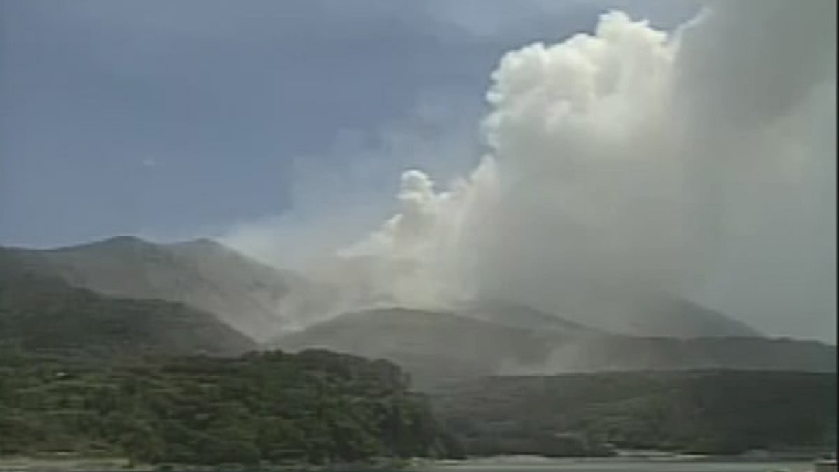 A video grab from the Japan Meteorological Agency’s live camera image shows an eruption of Mount Shindake on Kuchinoerabujima island, Kagoshima Prefecture, southwestern Japan, May 29, 2015. (Photo: Reuters)